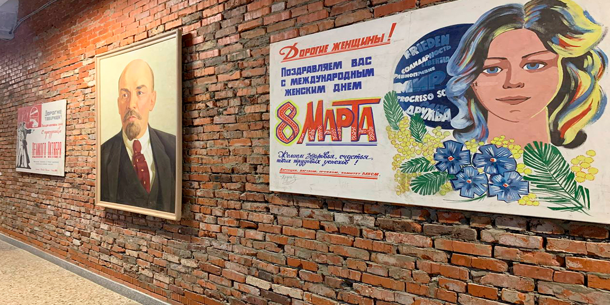 Подготовка к открытию музея: во Владимире собирают экспозицию советских панно, табличек и плакатов