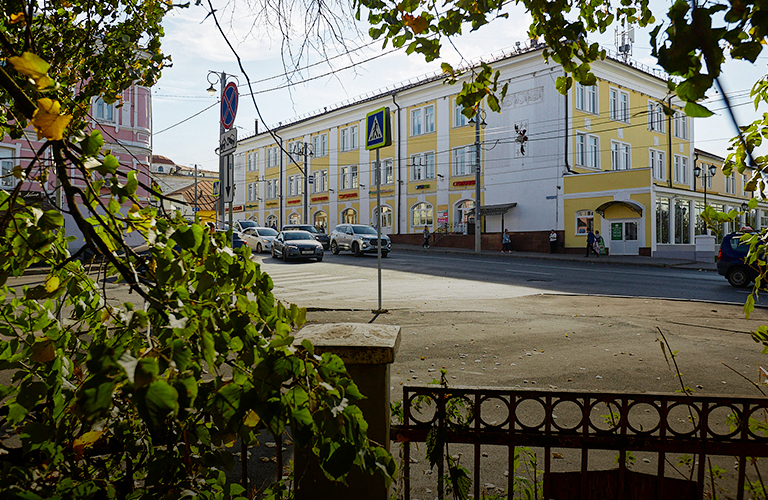 Из торгового центра в фабрику и обратно: история здания на улице Гагарина