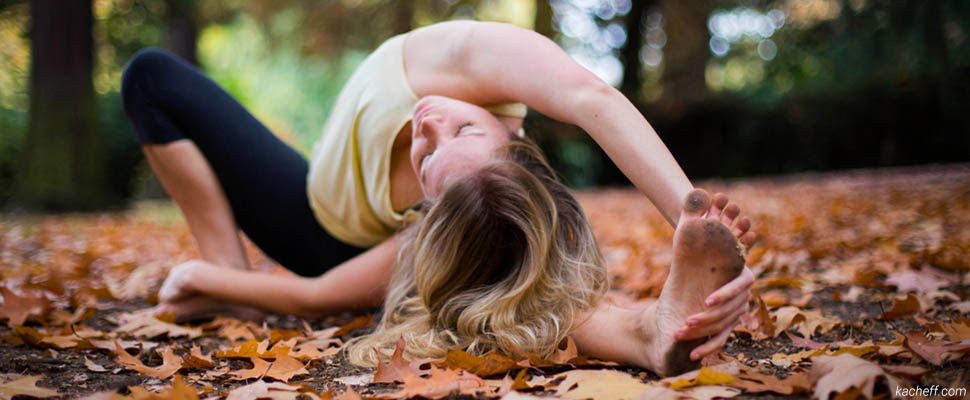 Практика йоги в осеннем лесу