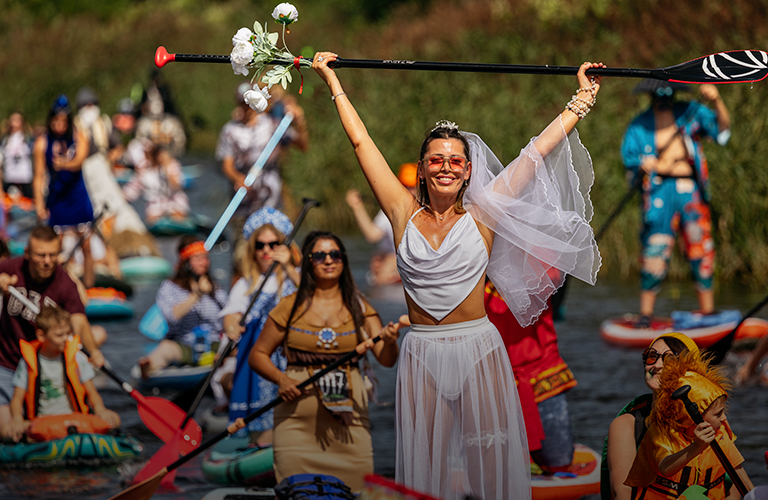 Невеста на доске и Дровосек с веслом: самые неожиданные образы суздальского sup-карнавала