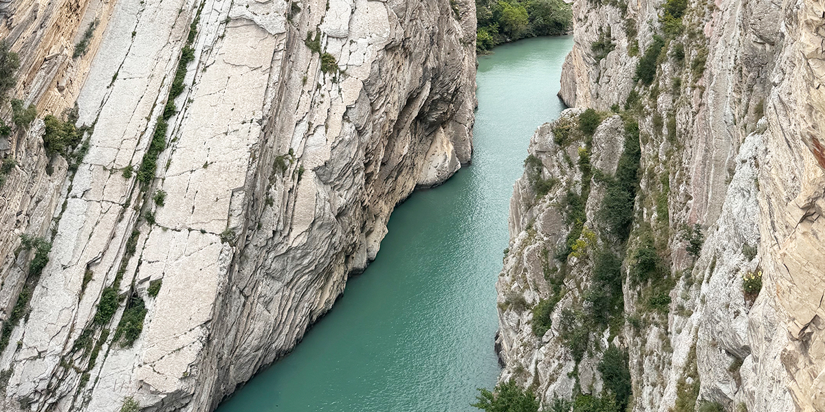 На краю изумрудной бездны. Дагестанские хроники трех подруг-путешественниц из Владимира