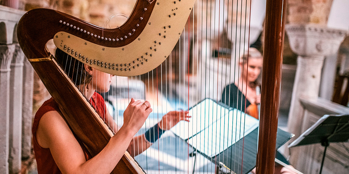 «Река времени» от Ирины Пыжьяновой: арфа, лира и гусли