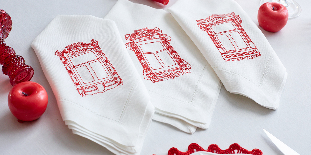 Красное на белом: рукодельница воплотила владимирские наличники в текстильном сувенире