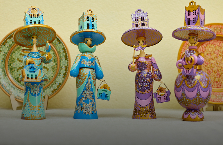 Дамы из Амстердама примерили на себя «тумановскую» роспись художницы из города Кольчугино