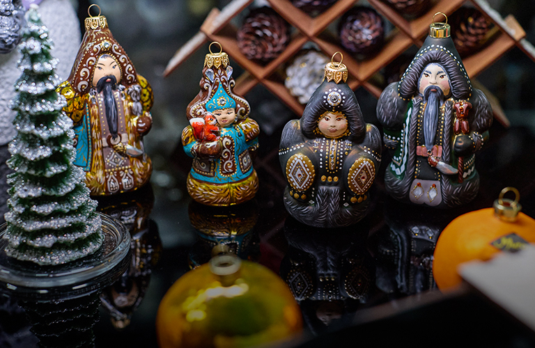 Волшебство из стекла. Как в Гусь-Хрустальном районе выдувают уникальные елочные игрушки?