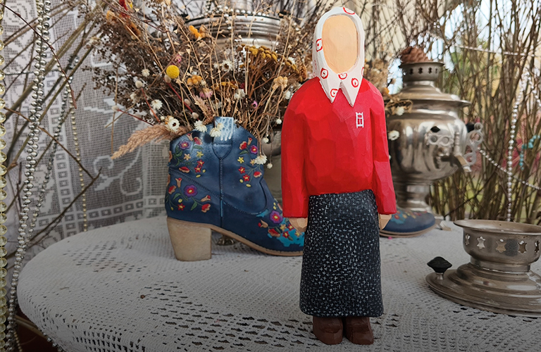 Мини-гимназист в Суздале и первая большая деревянная бабушка резчика по дереву из Кольчугина