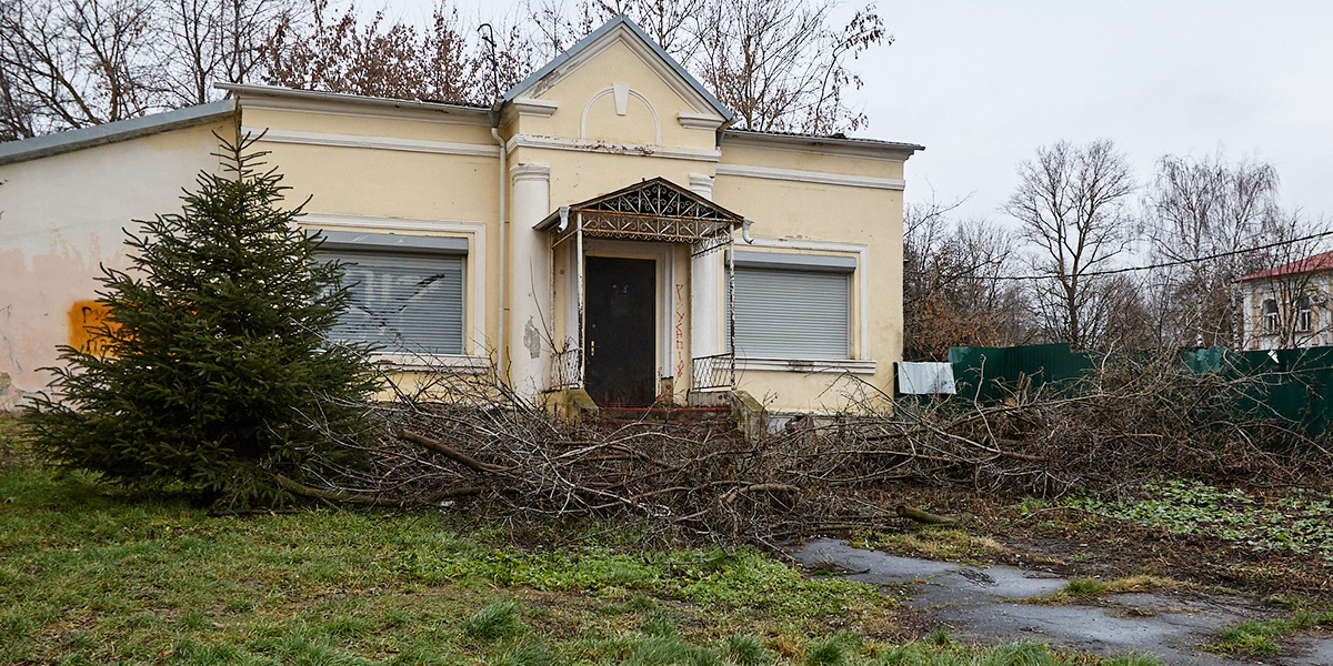 Бывший гастроном продают за 22 миллиона, а казармы — за 146. Шесть зданий в поисках новых владельцев