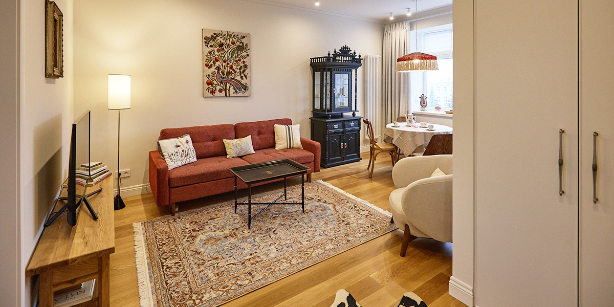 «Трофейная» квартира дизайнера интерьера у Никитского храма с живописной панорамой и французским уголком