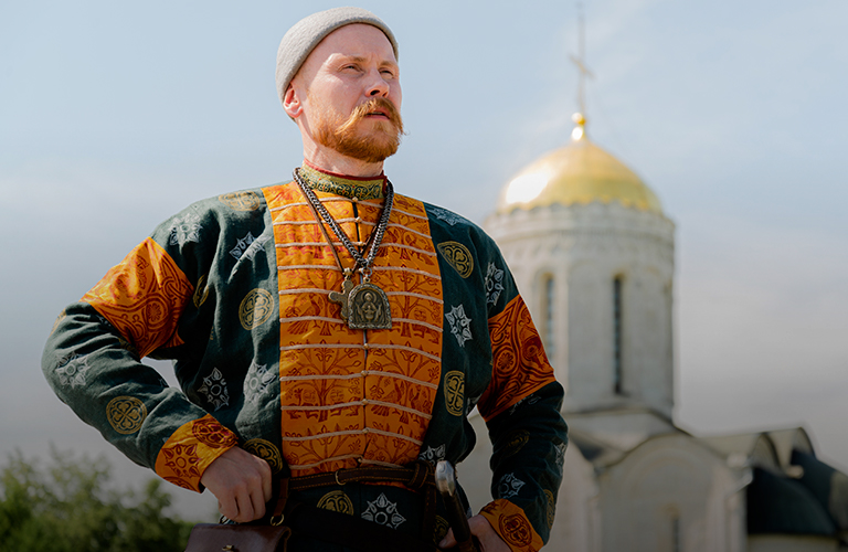 Воевода княжеской дружины и девица из древнерусского фэнтези: фотоистории в стиле прошлого
