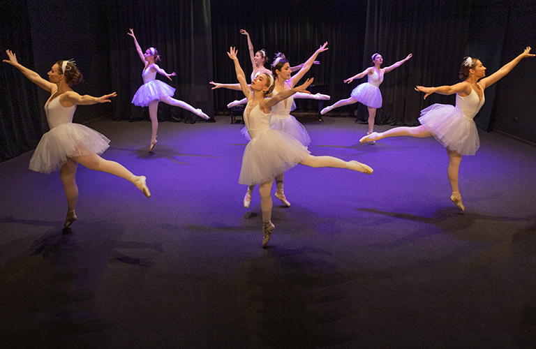 «Снежная королева» — уникальный спектакль, объединивший любительский балет и воздушную гимнастику