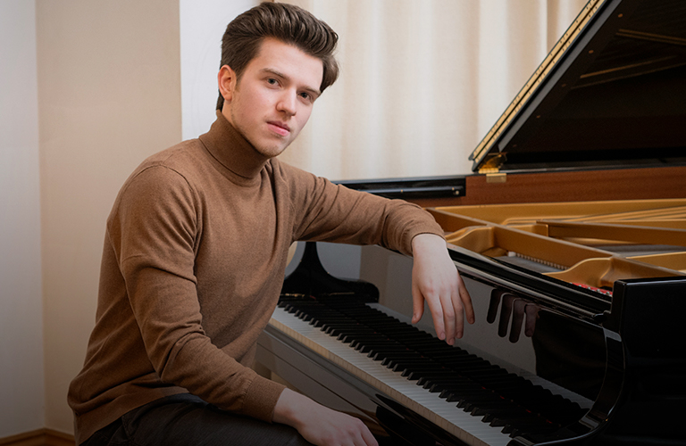 Лондонский пианист: студент Королевской академии музыки, который начинал свой творческий путь во Владимире