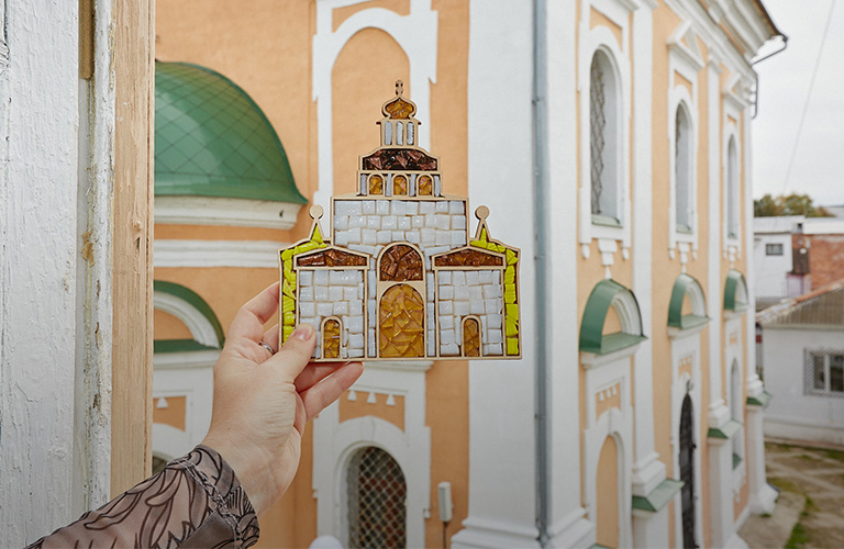 От Золотых ворот до Петра и Февронии: сувениры из мозаики от владимирской мастерицы