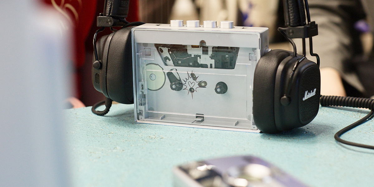 Тренд на ретро. Почему кассеты, пленка и проводные наушники снова в моде у зумеров?