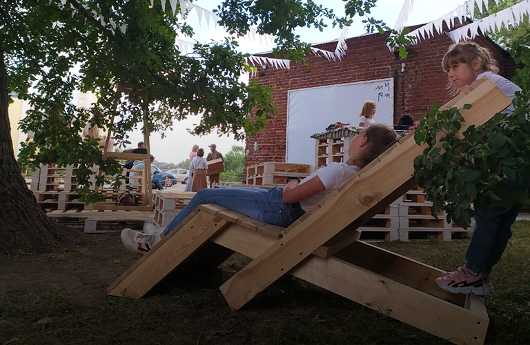 Дети-урбанисты. Как маленькие жители Суздаля сами соорудили дворик для отдыха