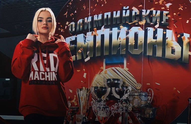 Софья Лобанова попробовала себя в роли ведущей хоккейного матча Россия-Швеция