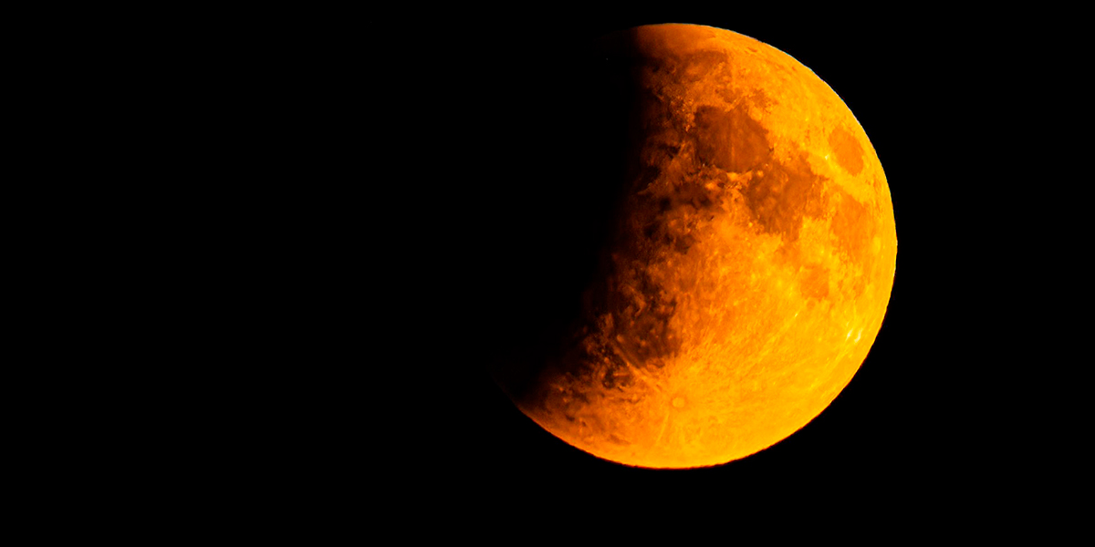 Танец космических тел. Над Владимиром взошла кровавая луна, а затем полностью скрылась в тени Земли