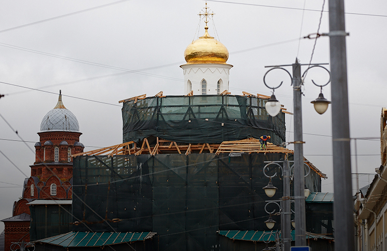 Луч света в темном царстве: купол Золотых ворот освободили от фасадной сетки