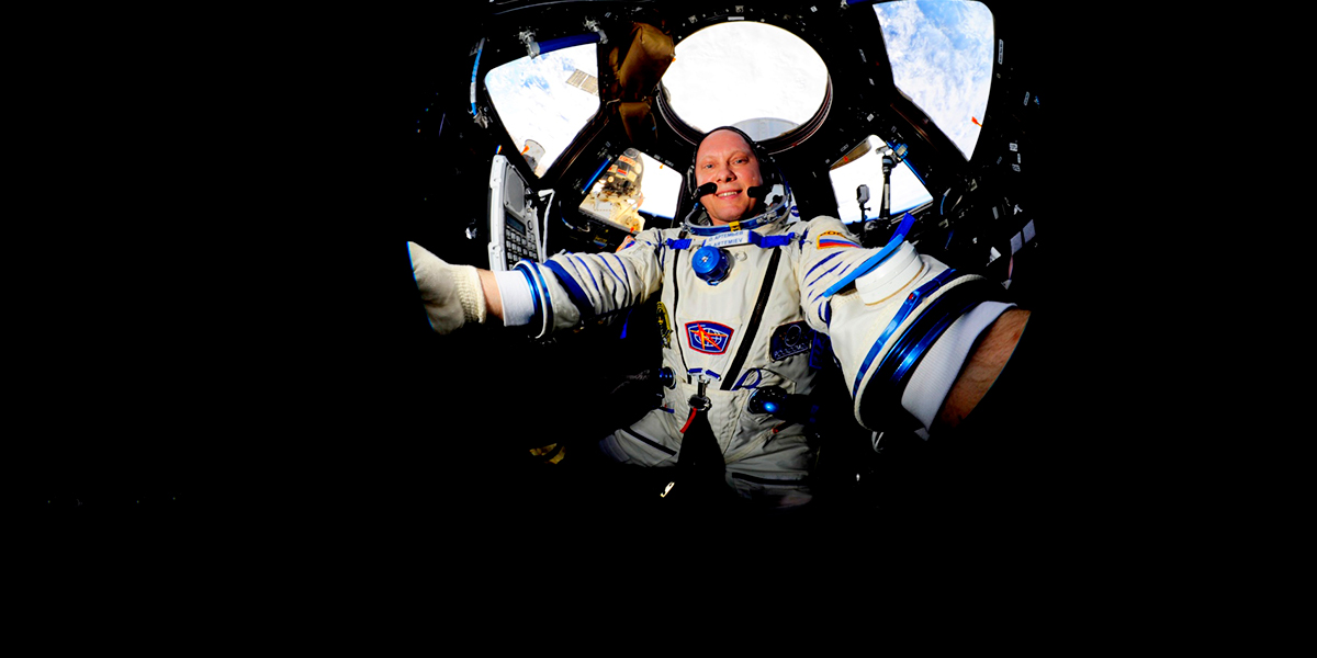 Космонавт Олег Артемьев доставил брошь «Солнце и Луна» от покровских ювелиров на МКС