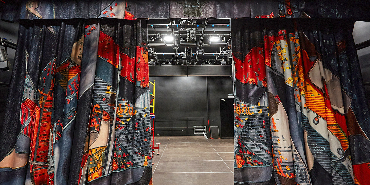 Дизайнерский занавес, подиум-трансформер и огромный экран: апгрейд малой сцены театра драмы завершен