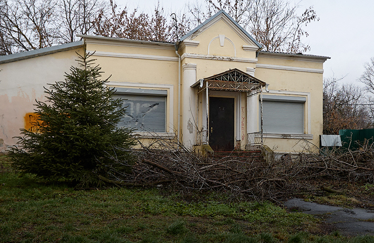 Бывший гастроном продают за 22 миллиона, а казармы — за 146. Шесть зданий в поисках новых владельцев