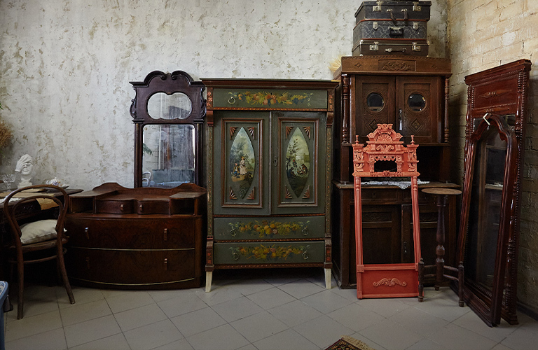 Резное зеркало в коралловом цвете, расписной шкаф XIX века и старинное пианино в сокровищнице реставратора