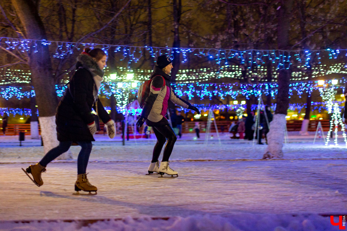Покататься на коньках на катке. Каток на Соборной площади во Владимире.