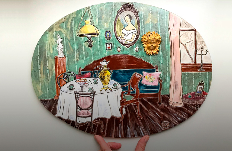 Нескучная керамика! Кокошник с рыбьей чешуёй и панно с интерьерами от владимирской мастерицы