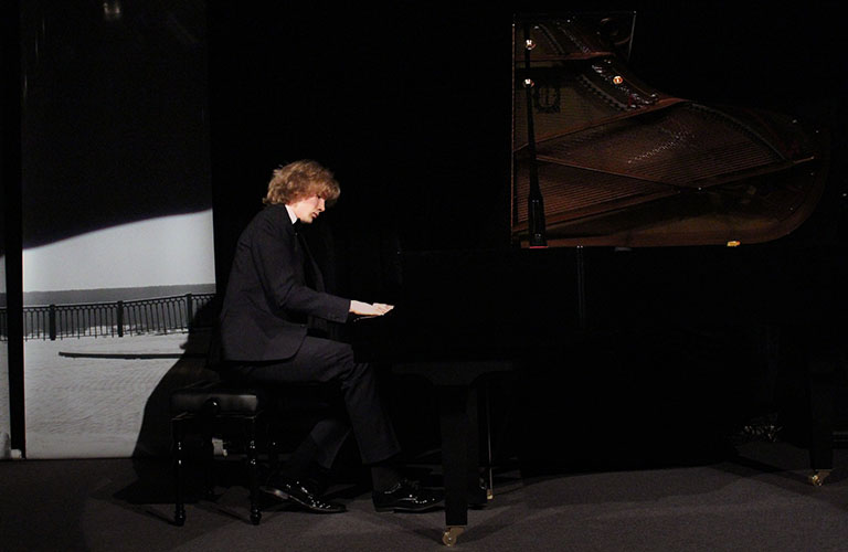 В «Палатах» выступил пианист-вундеркинд и победитель «классического Евровидения»