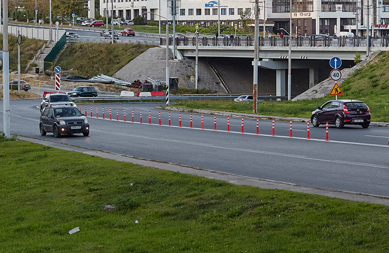 На Лыбедской магистрали установили делиниаторы, а на Рпенской закрыли мост через реку 