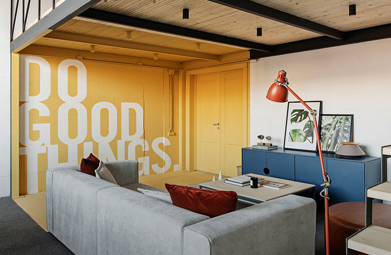 Как выглядит офис дизайнеров: желтые стены и крафт