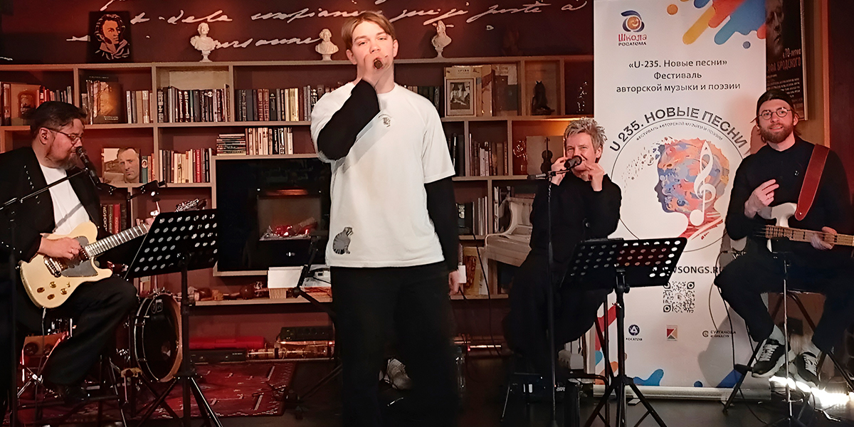 Школьник из Коврова спел с экс-солисткой «Ночных снайперов» Светланой Сургановой в Санкт-Петербурге