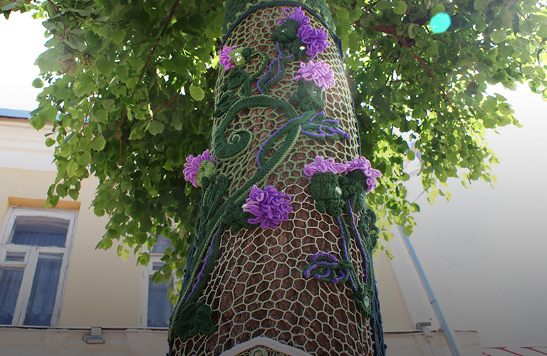 Ярнбомбинг по-киржачски: местная рукодельница создает вязаные украшения для деревьев