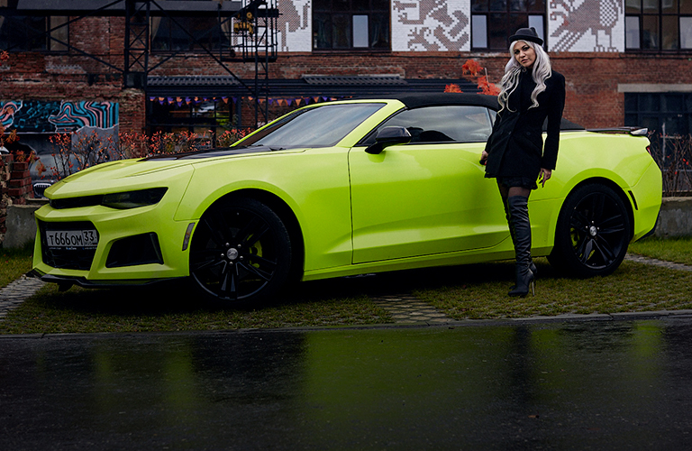 Лимитированный маслкар Полины Тихомировой — кабриолет Chevrolet Camaro кислотного цвета