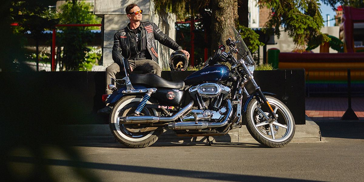 «Громкие трубы спасают жизни»: тюнингованный Harley-Davidson мотопутешественника из Владимира