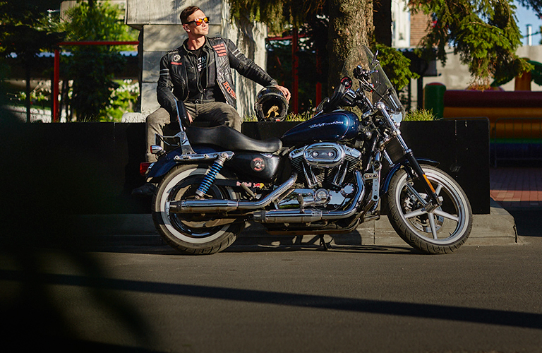 «Громкие трубы спасают жизни»: тюнингованный Harley-Davidson мотопутешественника из Владимира