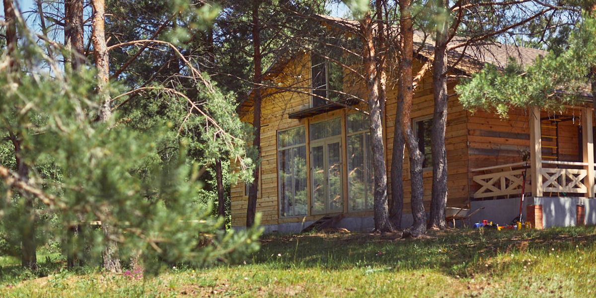 Резные ворота и участок с колодцем: двухэтажный дом Найденовых на краю соснового леса