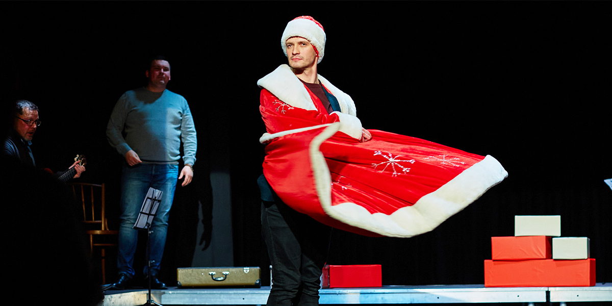 Моноспектакль «Как я провел эту зиму» - мюзикл с танцами Деда Мороза и конфетным дождем