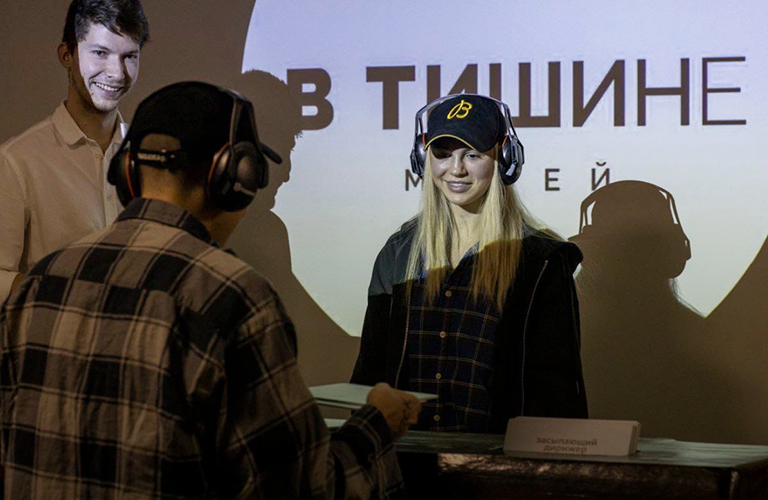 Жительница Владимира открыла первый в России музей, погружающий в мир без звуков