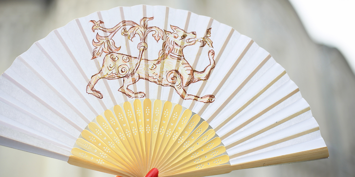 С локальным колоритом. Сумки, украшения и веера, вдохновленные белокаменным зодчеством