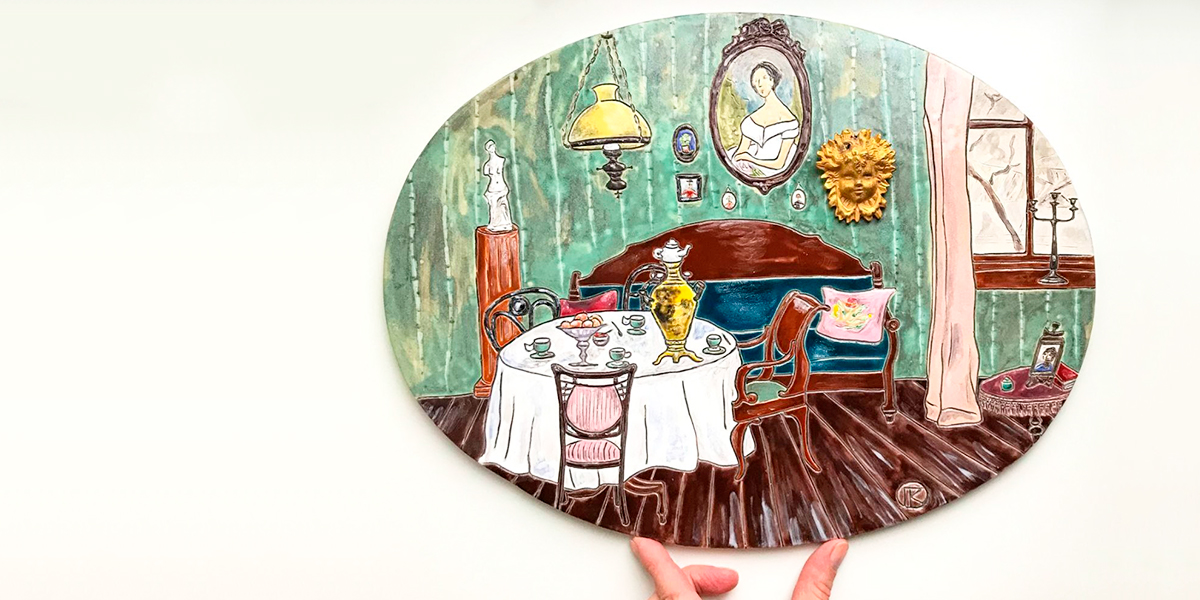 Нескучная керамика! Кокошник с рыбьей чешуёй и панно с интерьерами от владимирской мастерицы