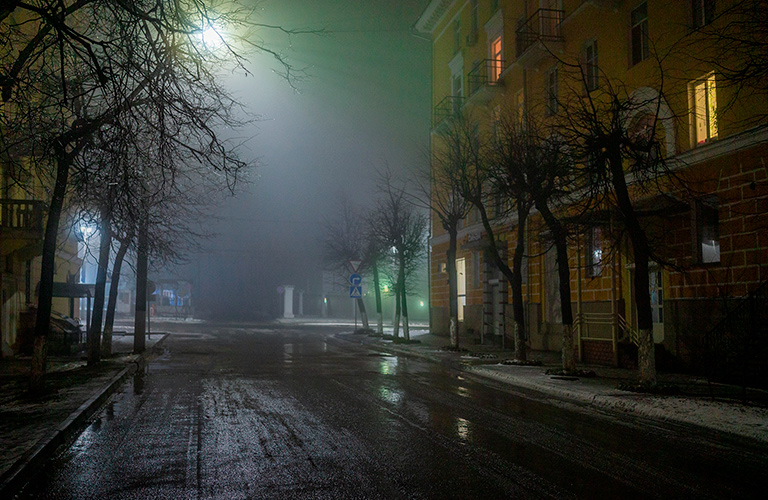 Туманный декабрь: нуарные снимки городских улиц 