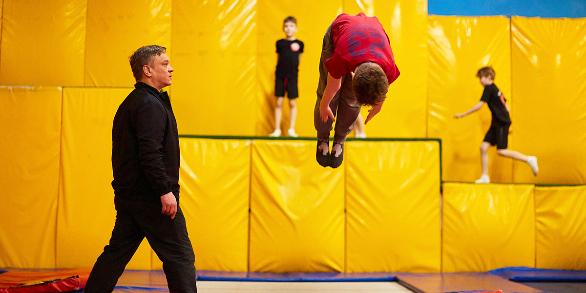 История акробата «Cirque du Soleil», обучающего владимирцев прыжкам на батуте
