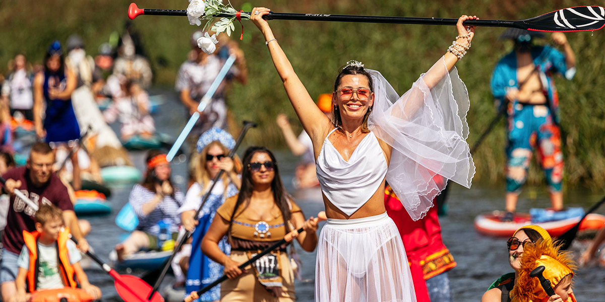 Невеста на доске и Дровосек с веслом: самые неожиданные образы суздальского sup-карнавала