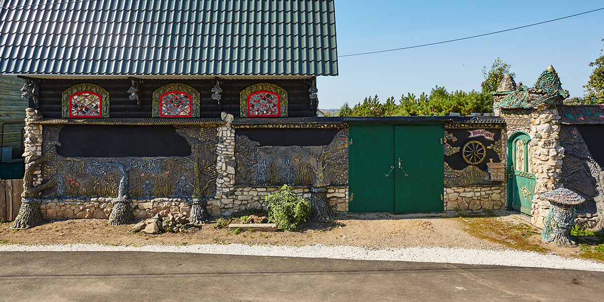 Ловкость рук и немного бетона. Мастерица из Юрьева-Польского превратила дом в сказочную крепость