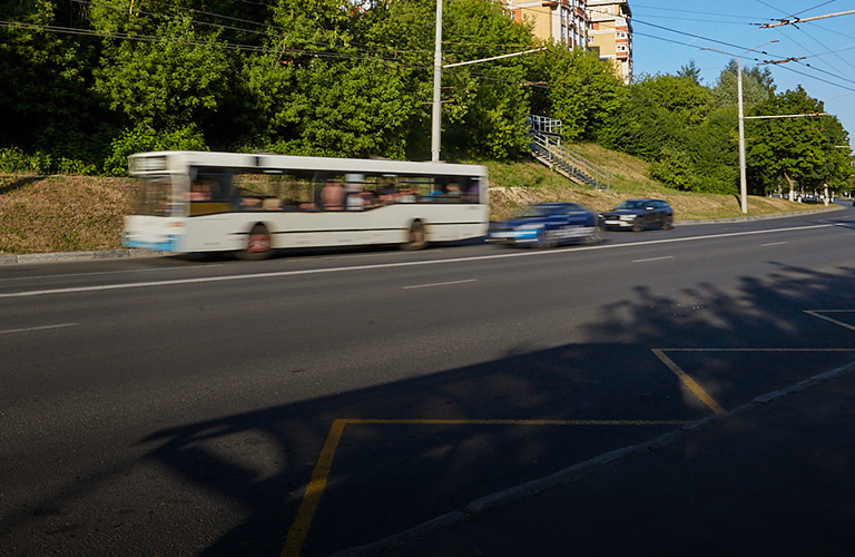 Возвращение автобусов и закрытие «пешеходника» через Рпень в обзоре дорожных новостей за неделю