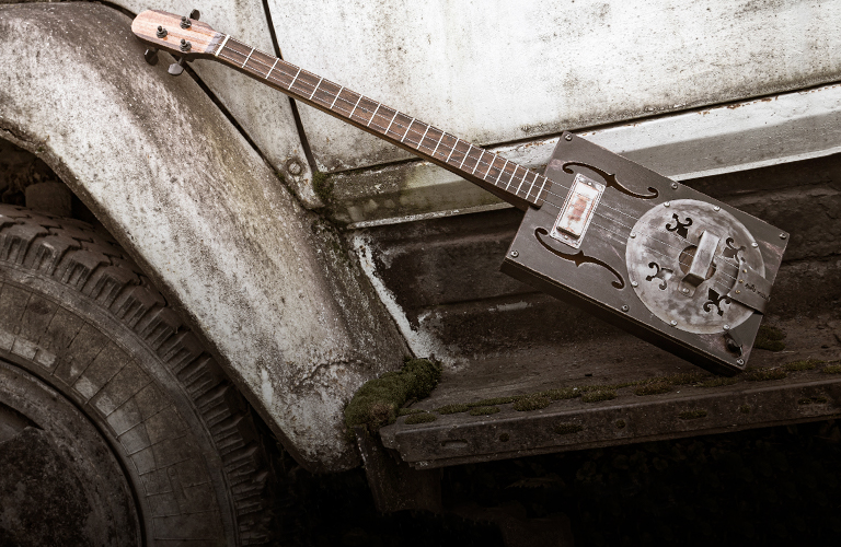 Музыка из сигарной коробки, или Причудливый инструмент с мужским характером в коллекции владимирца