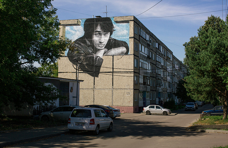 Новое граффити на Лакина — пожалуй, самый большой портрет Цоя в России