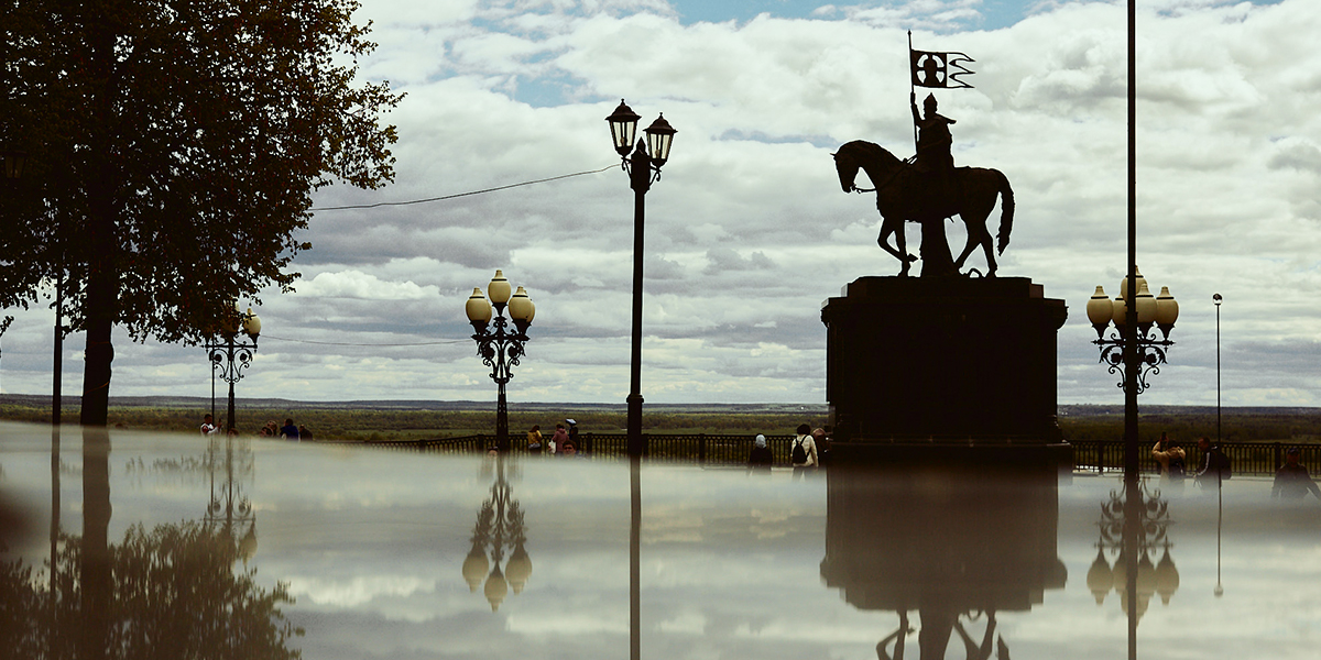 Грунт поехал, князь Владимир остался: что ждет смотровую площадку в парке Пушкина и площадь Победы?