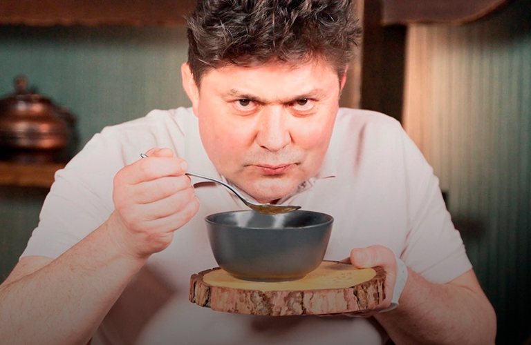 Шоумен Сергей Белоголовцев отведал в Суздале суп с гусиными потрохами по рецепту 1842 года