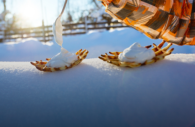 Нежно-снежное лакомство: готовим пломбир в мороз прямиком в сугробе!